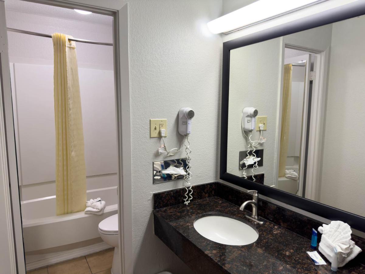 Americas Best Value Inn Остин Экстерьер фото